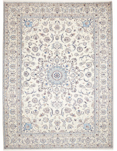 Scopri il tappeto persiano Nain Kashmar: design floreale con medaglione, colori avorio e blu. In lana e seta, artigianale.