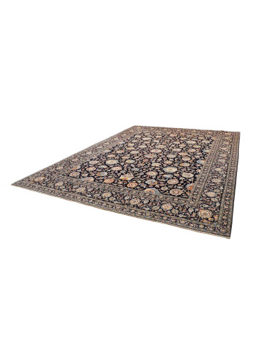Tappeto Kashan persiano in lana, con un magnifico disegno floreale a tutto campo su fondo blu notte. Perfetto per un tocco di el