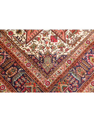 Tappeto Tabriz persiano con medaglione centrale. Colori terracotta e blu, lana cardata a mano.
