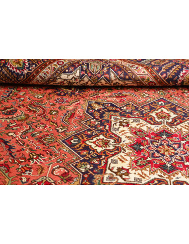 Tappeto Tabriz persiano con medaglione centrale. Colori terracotta e blu, lana cardata a mano.