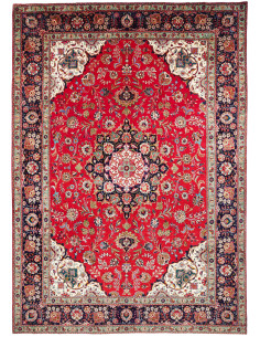 Tappeto Tabriz persiano classico. Campo rosso, medaglione centrale e bordura blu scuro con motivi floreali. Lana cardata a mano 