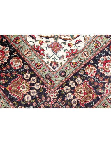 Tappeto Tabriz persiano classico. Campo rosso, medaglione centrale e bordura blu scuro con motivi floreali. Lana cardata a mano 