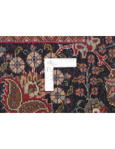Tappeto Tabriz persiano classico. Campo rosso, medaglione centrale e bordura blu scuro con motivi floreali. Lana cardata a mano 