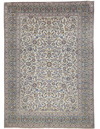 Tappeto Kashan persiano con fondo avorio e decori floreali blu e azzurri. Realizzato in lana cardata a mano. Ideale per ambienti