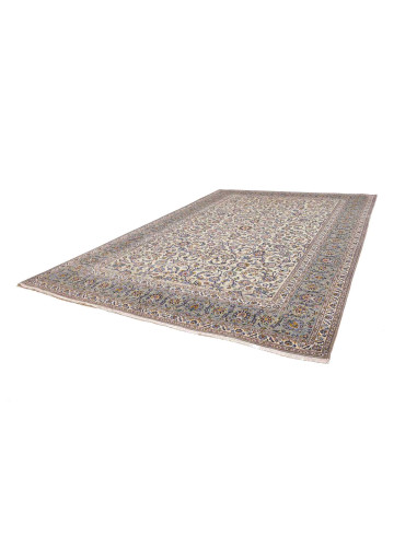 Tappeto Kashan persiano con fondo avorio e decori floreali blu e azzurri. Realizzato in lana cardata a mano. Ideale per ambienti