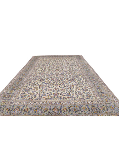 Tappeto Kashan persiano con fondo avorio e decori floreali blu e azzurri. Realizzato in lana cardata a mano. Ideale per ambienti