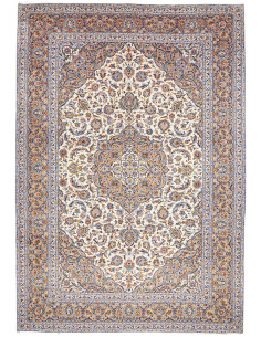 Scopri il tappeto persiano Kashan in lana cardata a mano. Medaglione centrale, motivi floreali, colori crema, blu e oro. Eleganz