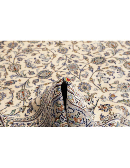 Tappeto Kashan persiano annodato a mano. Lana cardata, disegno floreale a tutto campo su fondo crema. Densa trama e colori elega