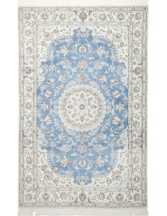 Tappeto Nain 9La persiano in lana e seta. Scopri l'eleganza di questo tappeto annodato a mano con medaglione azzurro e dettagli 