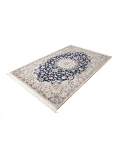 Tappeto Nain 9La Persiano. Annodato a mano in lana e seta. Medaglione blu notte su campo crema avorio con ricco disegno floreale 2