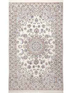 Tappeto Nain 9La persiano originale con medaglione centrale e motivi floreali. Lana e seta, annodato a mano. Colori crema, blu, 