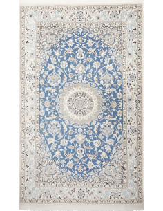 Tappeto Nain 9La persiano in lana e seta. Design floreale con medaglione centrale nei toni blu cielo e crema. Eleganza artigiana