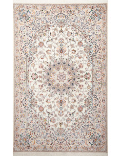 Tappeto persiano Nain 9La in lana cardata e seta. Design floreale con medaglione centrale su fondo avorio. Eleganza artigianale 