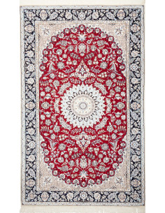 Tappeto Nain Persiano 9La: raffinato con medaglione centrale e motivi floreali. Lana e seta, colori rosso, panna e blu.