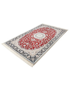 Tappeto Nain Persiano 9La: raffinato con medaglione centrale e motivi floreali. Lana e seta, colori rosso, panna e blu. 2