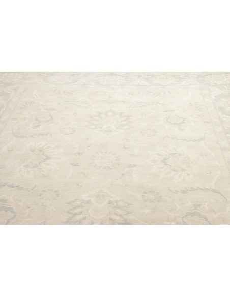 Zigler Fine rug from Pakistan in hand-carded wool. Floral design, beige and pearl grey colors for classic and refined elegance.